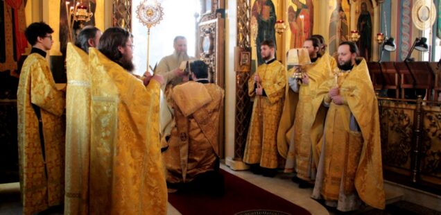 Секретарь епархии сослужил митрополиту Артемию в хабаровском храме