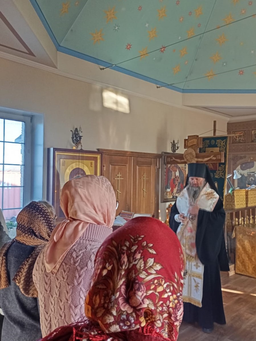 В Димитриевскую родительскую субботу епископ Иннокентий совершил панихиду в Спасо-Преображенском храме рп. Охотск